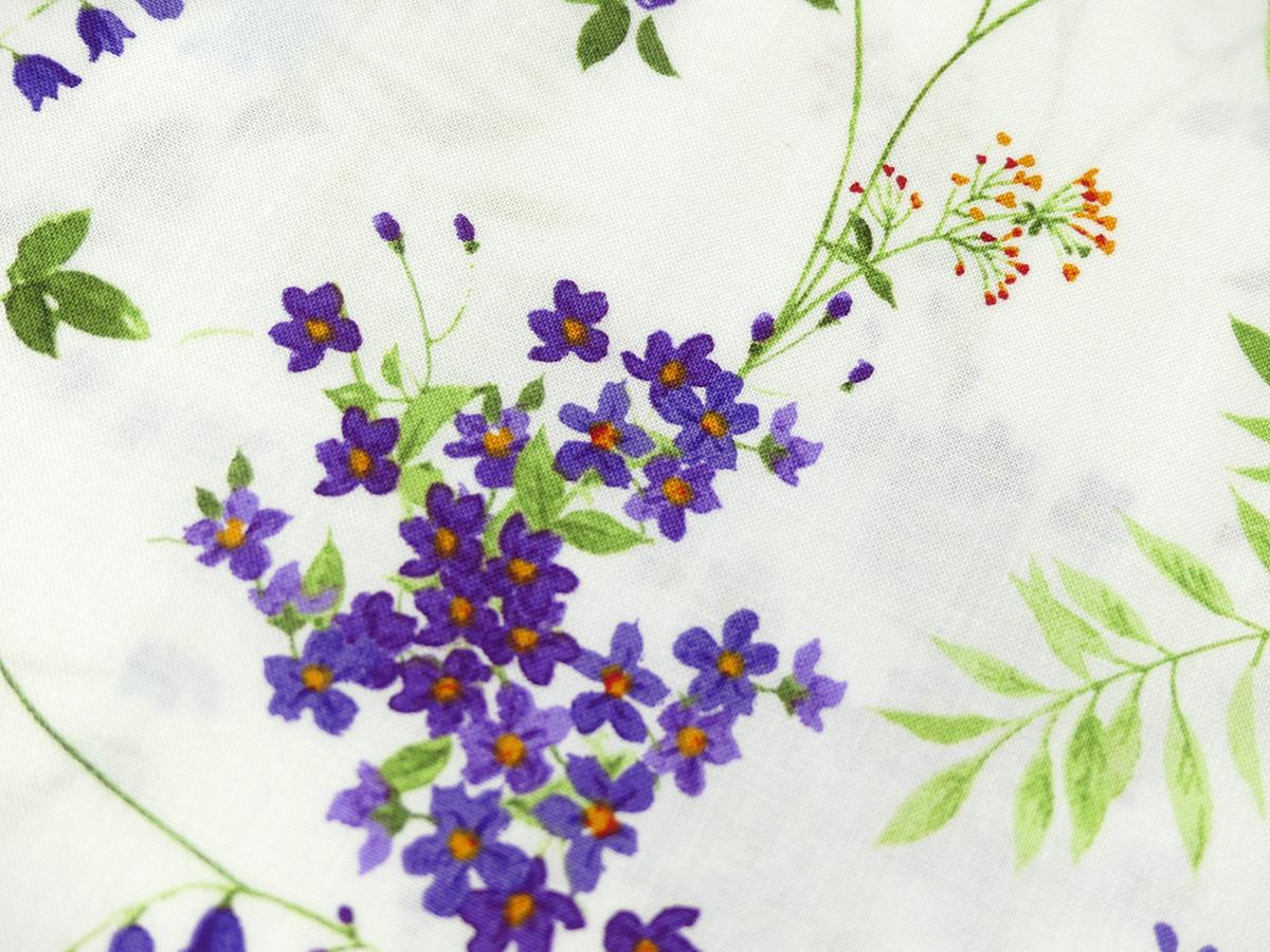 Patchworkstoff Clothworks aus der Serie Flowershop lila blau filigrane Blüten auf weiß Detailansicht Blumen